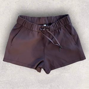 Lululemon on the fly woven 2.5” shorts